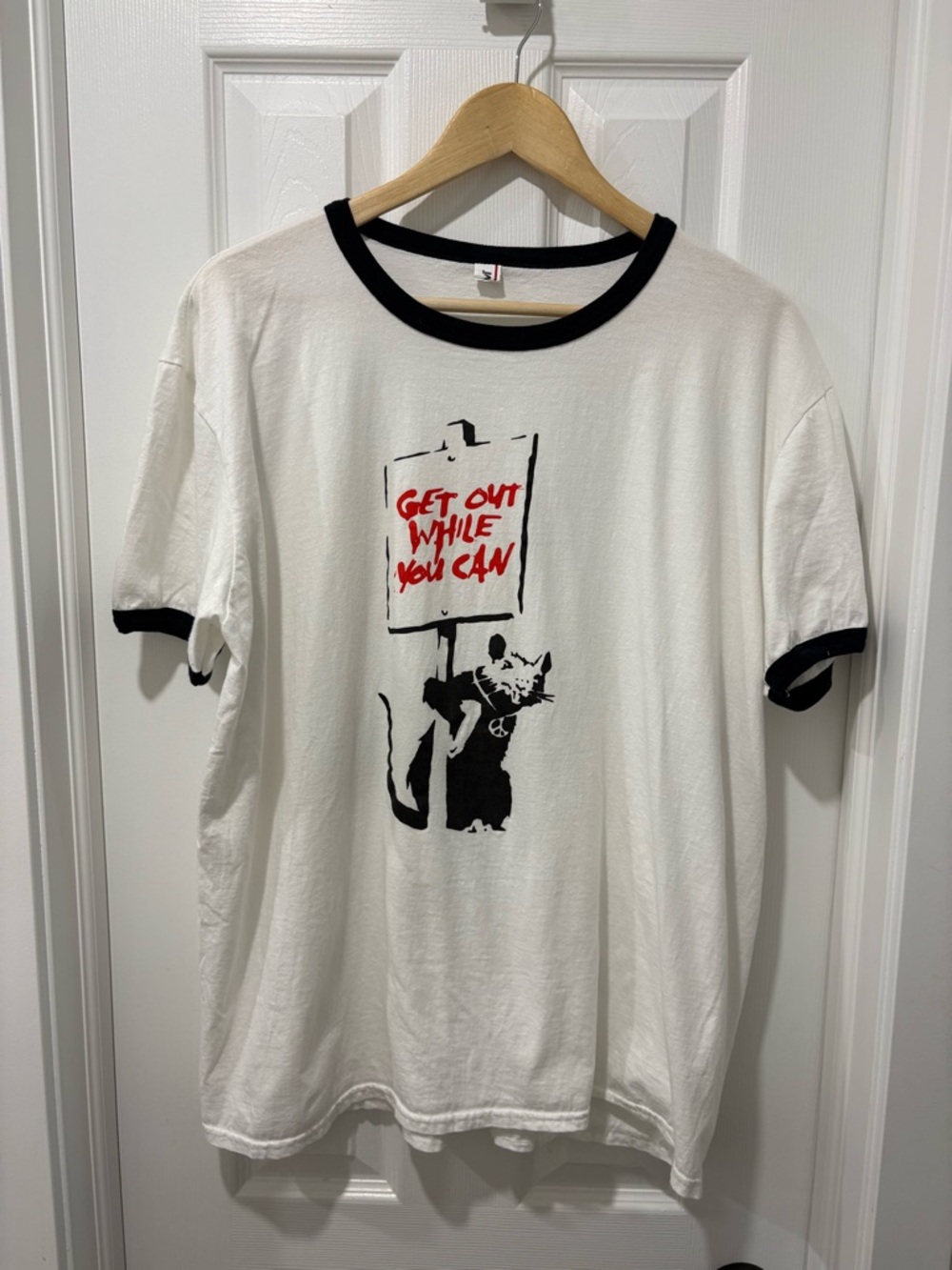 Banksy Art Ringer Graphic Tee Get Out While You Can men’s XL